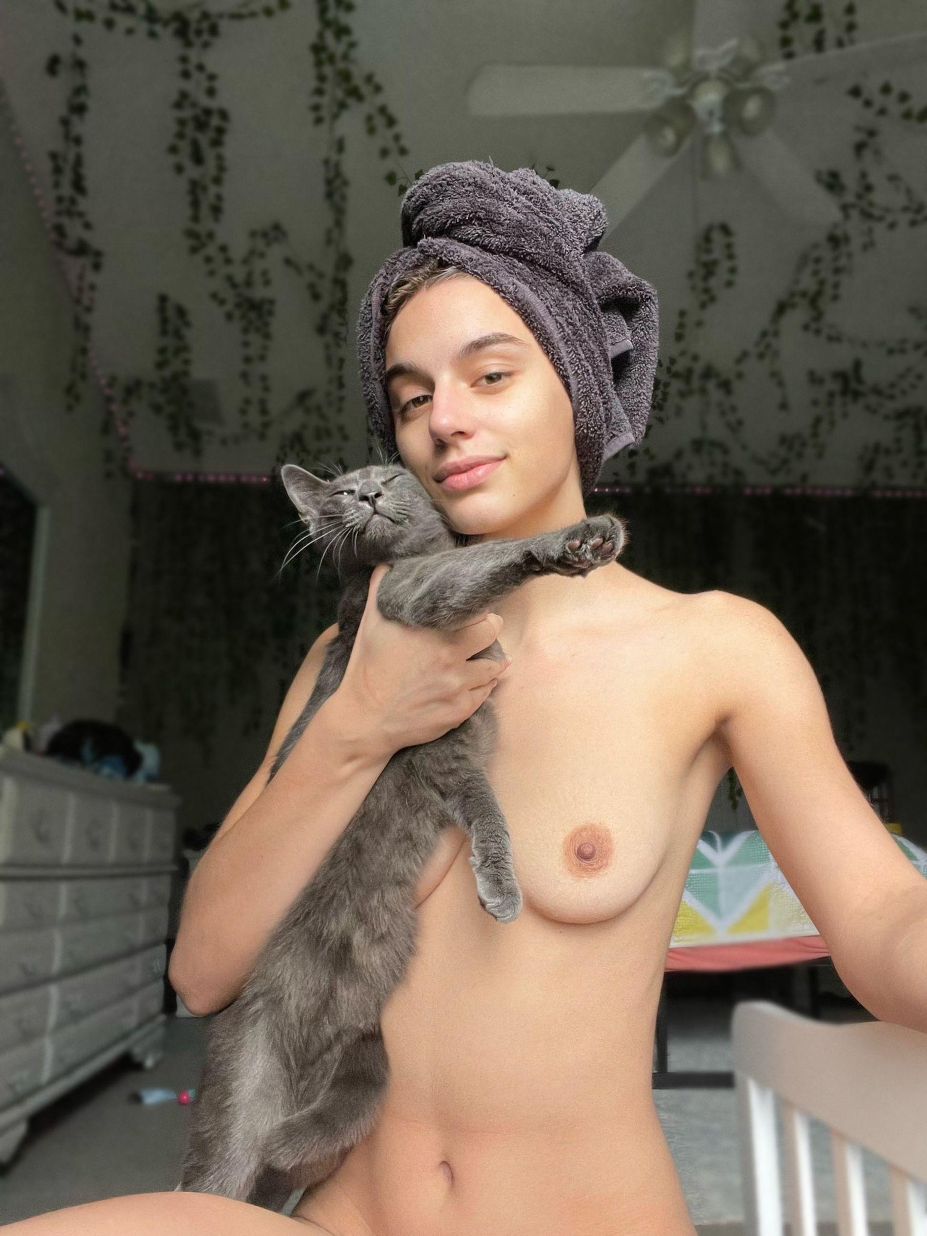 Шатенка дня: покажу свою киску